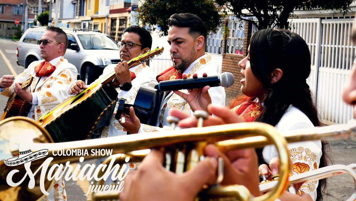 Trompetas y voz del Mariachi Colombia Show sonando en plena calle de Bogotá