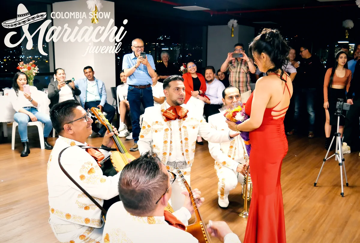 Mariachi Colombia Show acompañando una pedida de mano mientras los invitados graban la sorpresa