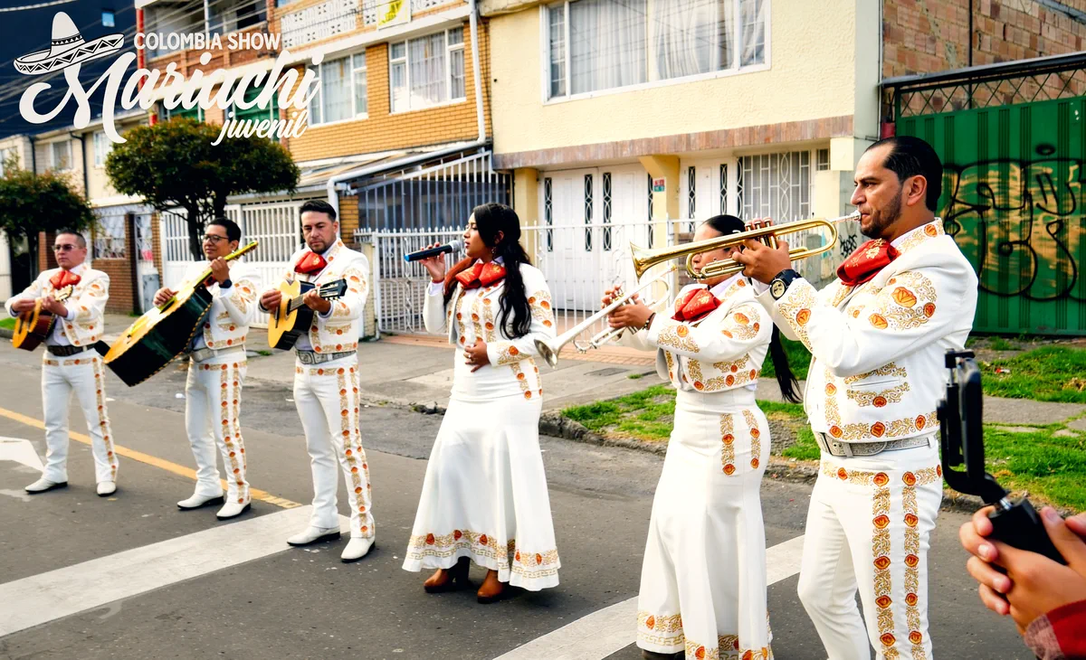 Mariachi Colombia Show completo tocando violín, guitarra y trompeta en una calle de Bogotá