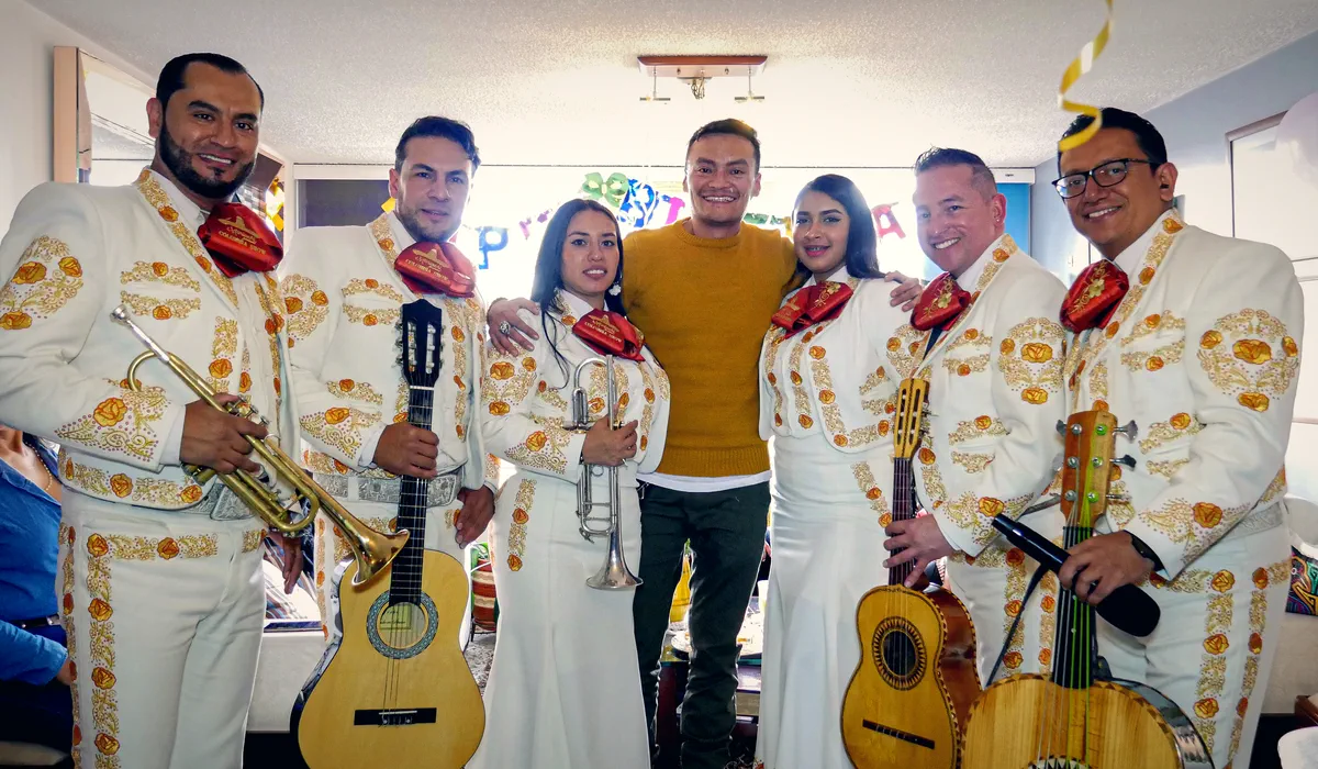 Mariachi Colombia Show rodeando al cumpleañero con trompetas y guitarrones