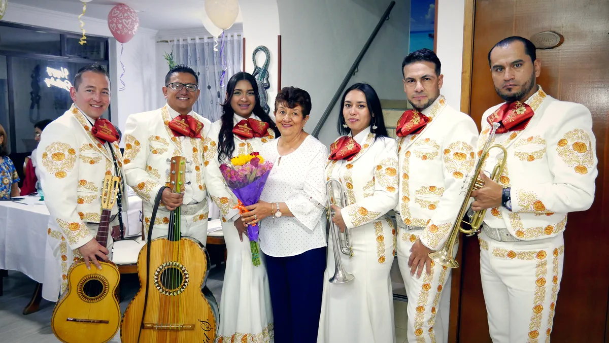 Mariachi Colombia Show entregando flores a una mamá en su homenaje familiar